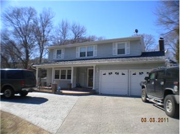  10 Blackmore Ln., East Islip, NY