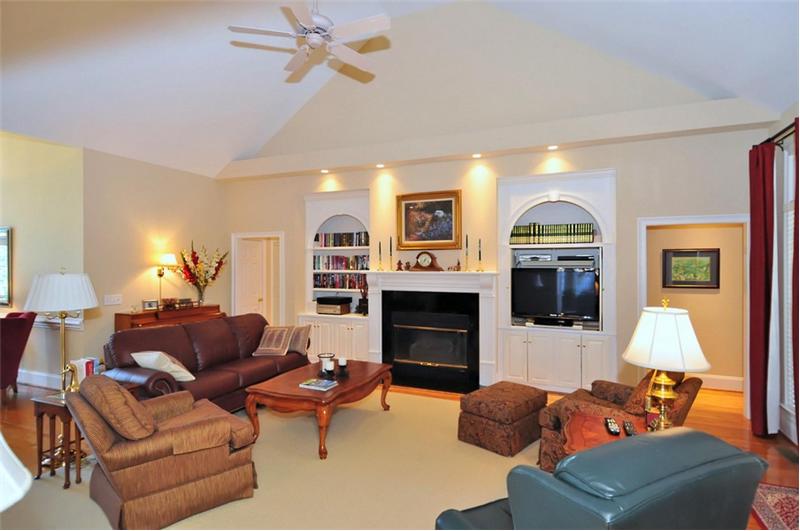 Vaulted ceiling in the greatroom