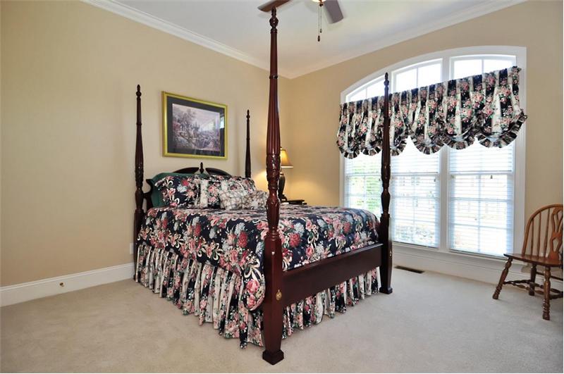 Second spacious bedroom